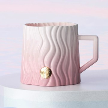 星巴克杯子2026新年禮物條紋浮雕系列粉色條紋徽章陶瓷桌面馬克杯節日禮物