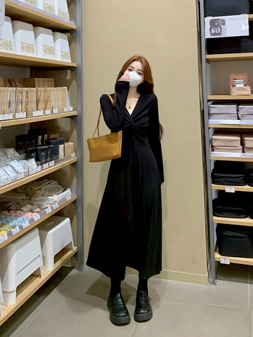 9th street法式針織連衣裙女早秋顯瘦v領打底小黑裙赫本風垂感黑色裙子 (預購)
