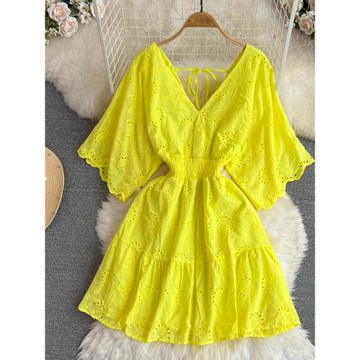 海邊度假沙灘裙2025夏季溫柔風時尚V領收腰顯瘦a字鏤空繡花連衣裙