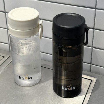 7831位回購顧客💴 塑料水杯 大容量 過濾杯 情侶款 簡約 防摔 耐高溫 夏季 便攜 飲料杯 隨行杯