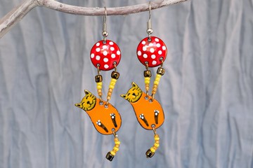 貓耳環，琺瑯貓耳環，招財貓，招財貓耳環，虎斑貓，貓飾品，球，波爾卡圓點耳環，波爾卡圓點球，赭石，