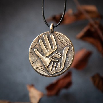 皮革繩款「團結」墜飾。貓頭鷹鳥造型項鍊。家人雙手圖騰飾品。