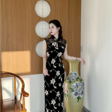 【桃喜Rich女裝】畫報夫人新中式立體花絲絨蕾絲拼接旗袍 秋冬復古連身裙 纏枝花國風洋裝 黑色旗袍 宴會洋裝