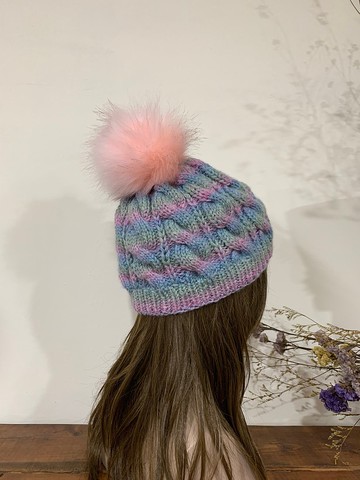 麻花毛線帽。柔和的彩虹麻花毛帽。粉藍、粉紅段染色