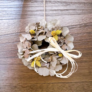 尤加利葉花圈。乾燥花圈。花禮。聖誕節。乾燥花環