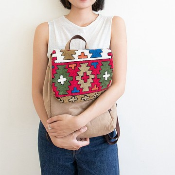羊毛手工刺繡後背包 – 森林探險