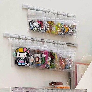 平價夯貨👏 拼豆成品展示架 滑軌式密封袋收納架 免鑽孔可掛式 DIY吧唧透明收納神器 徽章展示架 拼豆周邊收納 B9f2