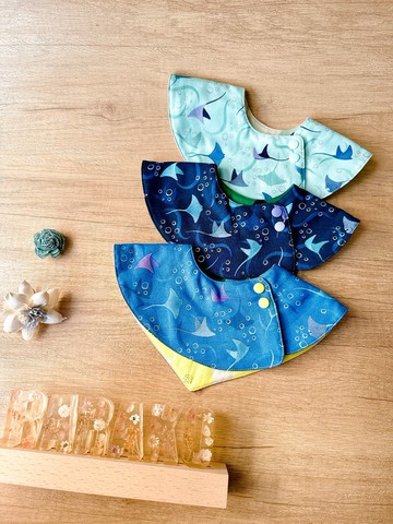 -RARAKO樂子手創-彌月禮收涎禮 寶寶圍兜+遮陽帽禮盒-月光魟魚