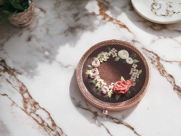 手刺繡圓鏡。錦繡花園