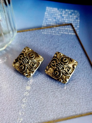 vintage jewelry  C.Stein 立體浮雕方形徽紋 夾式耳環