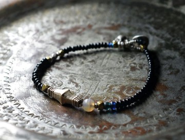 綴織銀飾與古瑪瑙、舊欽銀飾與舊奧裡薩黃銅、漆黑與靛藍與藍色珠飾的手鍊