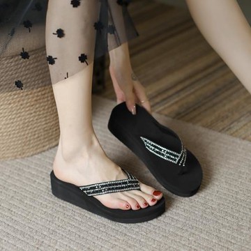 坡跟拖鞋夾腳涼鞋女夏季外穿2025新款防滑軟底黑色厚底水鉆人字拖