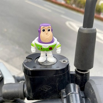 免運出貨🎉巴斯光年電動車摩托機車載裝飾品 配件擺件 玩偶公仔油箱電瓶草莓熊