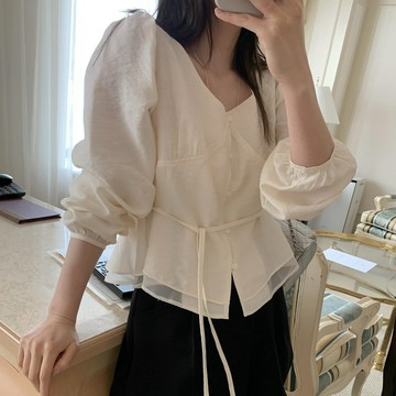 ˏˋ 𝐻𝑒𝑦 𝑆𝑝𝑟𝑖𝑛𝑔 - ̗̀ 🌷⛅️ ̖́‎韓國chic法式氣質V領單排扣雙層下襬設計系帶收腰泡泡袖襯衫