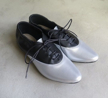 <也可當穆勒鞋穿著 ◎> 帶有鬆緊帶的皮革鞋款，好穿又顯氣質 / 黑色×霧銀色