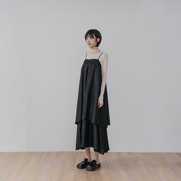 QUEENSHOP_S 女女裝 光澤紋理荷葉細肩長洋裝-黑 現+預 【01087282】