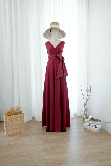 深酒紅色長洋裝，適合參加宴會或海邊度假