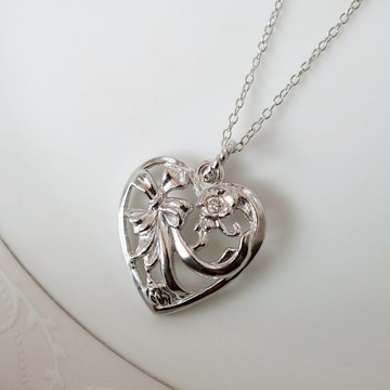 愛心鏤空晶鑽花草緞帶項鍊 925純銀飾