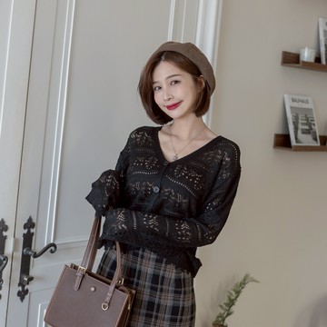 秋日提案V領同色釦鏤空勾花針織長袖外套 XN8076601【現貨】