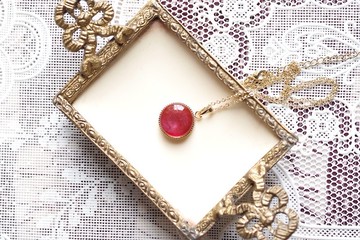 樹脂藝術 圓形墜飾・紅寶石紅寶石・type.2