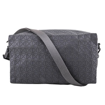 ISSEY MIYAKE BAOBAO 幾何方格斜側背馬鞍包(霧灰色)