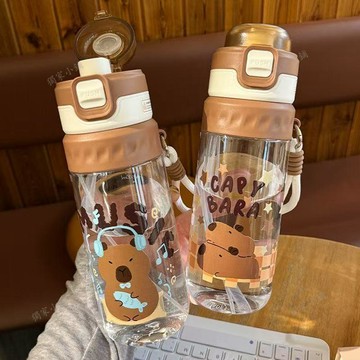 💖臺灣出貨💖卡皮巴拉噴霧水杯夏季男女學生兒童雙飲大容量帶刻度塑料杯可噴水05rt