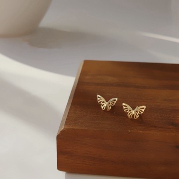 蝴蝶耳環 小巧鏤空蝴蝶耳針 鍍14K真金 Y38 唯美氣質耳針 耳飾 耳環