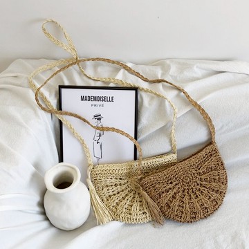 新款斜跨甜美紙繩流蘇草編包手機零錢包小半圓編織包沙灘包女包夏1入