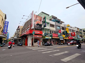 南華路正路上三角窗吸金透店｜高雄市鳳山區南華路