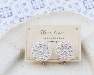 披著光的小花蕾絲| 捷克玻璃鈕扣耳環 (耳針 / 夾式 | 18mm)