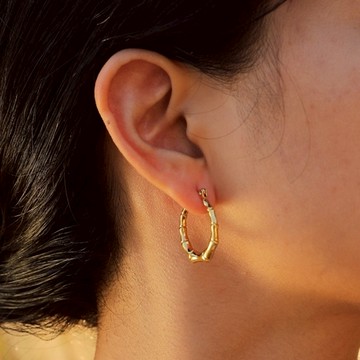 《316小舖》新品現貨【S285】(優質鈦鋼耳環-不鏽鋼C形竹節耳圈金色女士時尚飾品金耳環女耳環鋼C耳環有耳洞鋼針耳環)