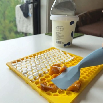 【48時熱賣】狗狗慢食碗硅膠舔食墊舔舔盤搖搖碗寵物貓咪益智漏食藏食丰容玩具