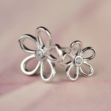 現貨+預購 925純銀耳環 鑲鑽耳飾-韓版精美鏤空五瓣花朵母親節生日情人節禮物女飾品73ag20【獨家進口】【米蘭精品】