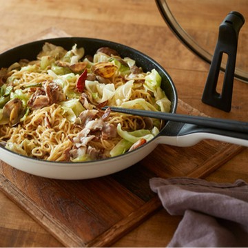 日本Remy 多功能萬用不沾鍋 平底鍋28cm 附可直立磁吸鍋蓋 - 藍色