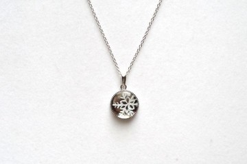 樹脂藝術 雪花圓形墜飾・銀色