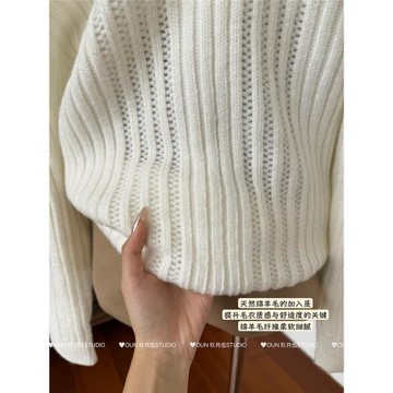 玖月伍 巨好看掛脖斜肩設計感寬松毛衣慵懶感外穿坑條針織衫上衣