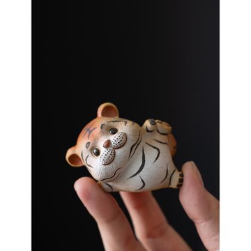 宜興紫砂招財小老虎茶寵擺件可養手工精工敲毛小萌虎創意可愛茶玩