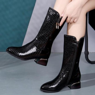 2025冬季新款大碼靴子41-43中筒靴女不過膝真皮平底漆皮加絨棉靴