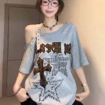 ✨ MY女裝 美式斜肩短袖t恤女2026夏季新款甜酷辣妹設計感小衆顯瘦露肩上衣 上衣女 短袖上衣 顯瘦 T恤 ins衣服