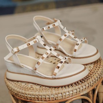 坡跟涼鞋女夏2025年新款時尚高跟羅馬鉚釘厚底中跟松糕一字式扣帶