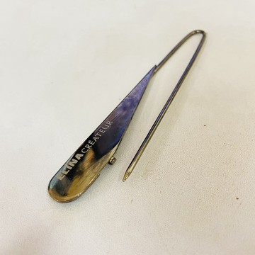 [沐沐屋]伊瑤elina 別針 一字別針 不鏽鋼胸針 造型別針'
