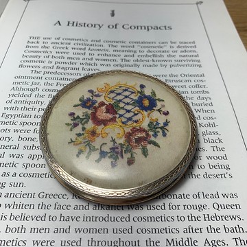 Vintage 英國 仿刺繡粉餅盒