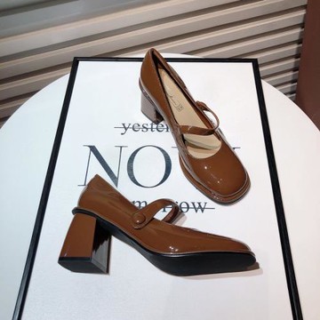 方頭一字扣帶瑪麗珍鞋網紅高跟鞋女新款舒適復古粗跟漆皮淺口單鞋