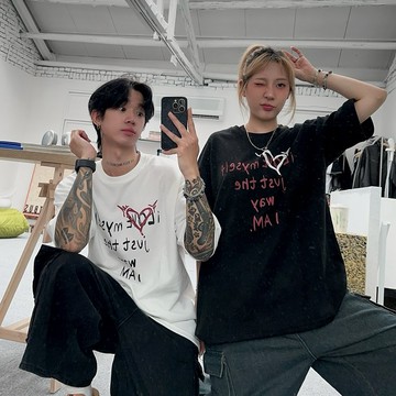 【APPAREL】草寫字母 草寫英文 字母短袖 寬鬆短袖 寬鬆短T