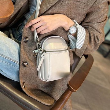 超火輕便2024新款軟皮迷你小包包裝零錢豎款小眾手機包斜挎包女包