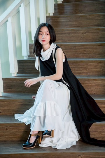 馬克的城市悠遊記錄 黑白色超大襬仿竹節棉無袖洋裝