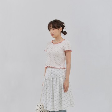 QUEENSHOP_S 女裝 短袖 配色木耳邊櫻桃坑條短版上衣 現+預 【01099566】