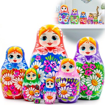Matryoshka 嵌套娃娃 - 彩虹 Sarafan 的俄羅斯娃娃與草地鮮花