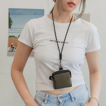 ReForm-Cube；一款由回收布料製成的頸掛小包，可收納 AirPods、卡片及紙鈔。