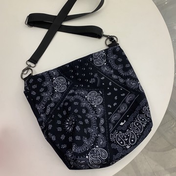 ☆LimeLight☆ 小哥哥穿搭 / 小姊姊也能用 變形蟲 / 小包 / 肩包 / 側背包 / 束口包 / 男生 穿搭